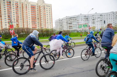 Belarus, Minsk - 30 Nisan 2016: Minsk merkezi sokaklarında yıllık bisiklet karnaval barındırılan 