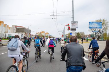 Belarus, Minsk - 30 Nisan 2016: Minsk merkezi sokaklarında yıllık bisiklet karnaval barındırılan 