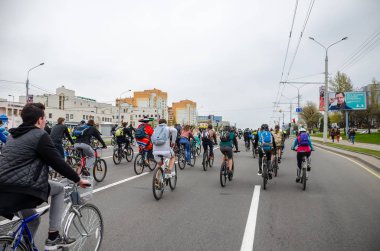 Belarus, Minsk - 30 Nisan 2016: Minsk merkezi sokaklarında yıllık bisiklet karnaval barındırılan 
