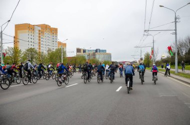Belarus, Minsk - 30 Nisan 2016: Minsk merkezi sokaklarında yıllık bisiklet karnaval barındırılan 