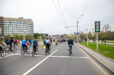 Belarus, Minsk - 30 Nisan 2016: Minsk merkezi sokaklarında yıllık bisiklet karnaval barındırılan 