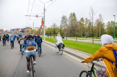 Belarus, Minsk - 30 Nisan 2016: Minsk merkezi sokaklarında yıllık bisiklet karnaval barındırılan 