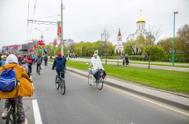 Belarus, Minsk - 30 Nisan 2016: Minsk merkezi sokaklarında yıllık bisiklet karnaval barındırılan 