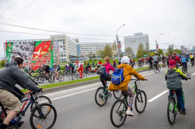 Belarus, Minsk - 30 Nisan 2016: Minsk merkezi sokaklarında yıllık bisiklet karnaval barındırılan 