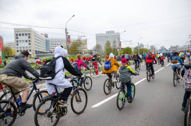 Belarus, Minsk - 30 Nisan 2016: Minsk merkezi sokaklarında yıllık bisiklet karnaval barındırılan 