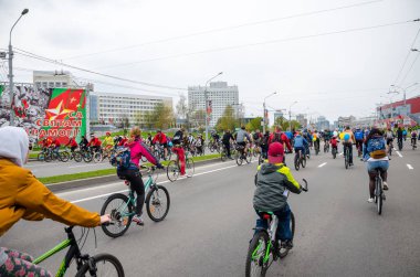 Belarus, Minsk - 30 Nisan 2016: Minsk merkezi sokaklarında yıllık bisiklet karnaval barındırılan 