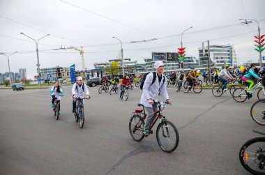 Belarus, Minsk - 30 Nisan 2016: Minsk merkezi sokaklarında yıllık bisiklet karnaval barındırılan 