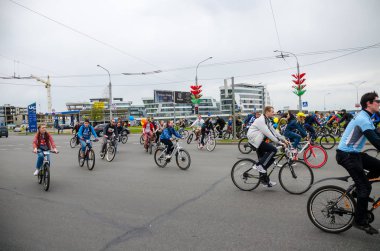Belarus, Minsk - 30 Nisan 2016: Minsk merkezi sokaklarında yıllık bisiklet karnaval barındırılan 