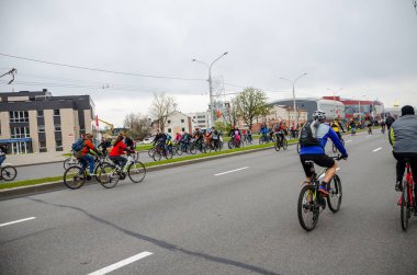 Belarus, Minsk - 30 Nisan 2016: Minsk merkezi sokaklarında yıllık bisiklet karnaval barındırılan 