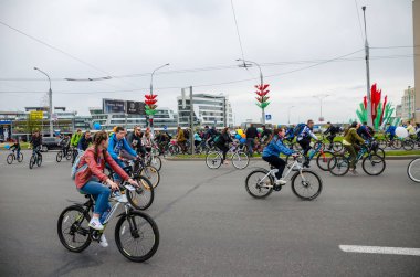Belarus, Minsk - 30 Nisan 2016: Minsk merkezi sokaklarında yıllık bisiklet karnaval barındırılan 
