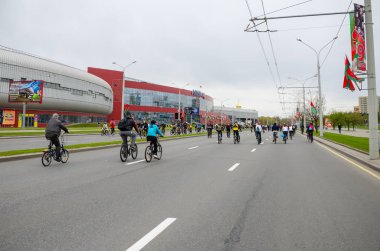 Belarus, Minsk - 30 Nisan 2016: Minsk merkezi sokaklarında yıllık bisiklet karnaval barındırılan 