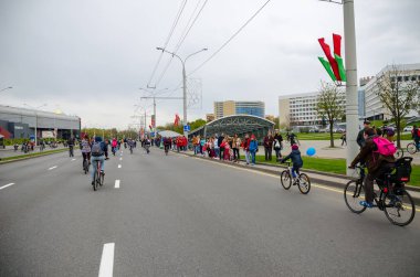 Belarus, Minsk - 30 Nisan 2016: Minsk merkezi sokaklarında yıllık bisiklet karnaval barındırılan 