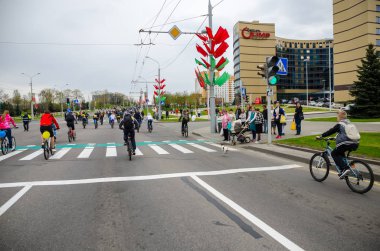 Belarus, Minsk - 30 Nisan 2016: Minsk merkezi sokaklarında yıllık bisiklet karnaval barındırılan 