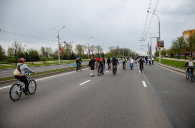 Belarus, Minsk - 30 Nisan 2016: Minsk merkezi sokaklarında yıllık bisiklet karnaval barındırılan 