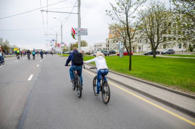 Belarus, Minsk - 30 Nisan 2016: Minsk merkezi sokaklarında yıllık bisiklet karnaval barındırılan 