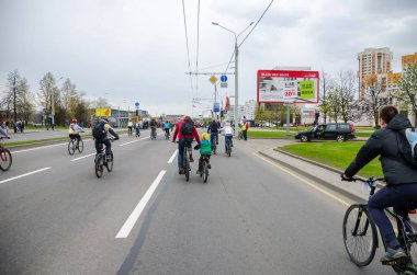 Belarus, Minsk - 30 Nisan 2016: Minsk merkezi sokaklarında yıllık bisiklet karnaval barındırılan 