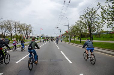 Belarus, Minsk - 30 Nisan 2016: Minsk merkezi sokaklarında yıllık bisiklet karnaval barındırılan 
