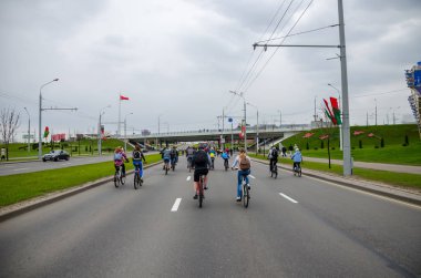 Belarus, Minsk - 30 Nisan 2016: Minsk merkezi sokaklarında yıllık bisiklet karnaval barındırılan 