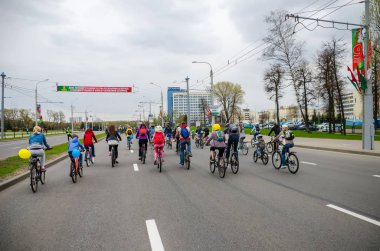 Belarus, Minsk - 30 Nisan 2016: Minsk merkezi sokaklarında yıllık bisiklet karnaval barındırılan 