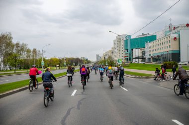 Belarus, Minsk - 30 Nisan 2016: Minsk merkezi sokaklarında yıllık bisiklet karnaval barındırılan 