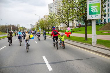 Belarus, Minsk - 30 Nisan 2016: Minsk merkezi sokaklarında yıllık bisiklet karnaval barındırılan 