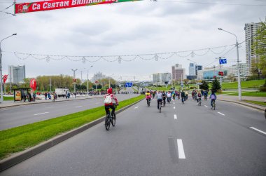 Belarus, Minsk - 30 Nisan 2016: Minsk merkezi sokaklarında yıllık bisiklet karnaval barındırılan 