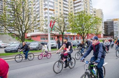 Belarus, Minsk - 30 Nisan 2016: Minsk merkezi sokaklarında yıllık bisiklet karnaval barındırılan 