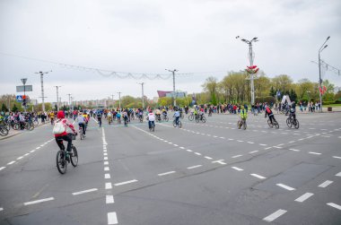 Belarus, Minsk - 30 Nisan 2016: Minsk merkezi sokaklarında yıllık bisiklet karnaval barındırılan 
