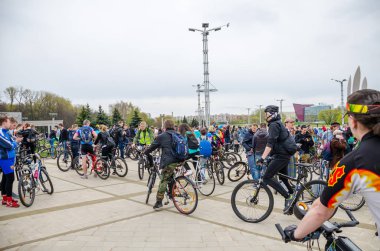 Belarus, Minsk - 30 Nisan 2016: Minsk merkezi sokaklarında yıllık bisiklet karnaval barındırılan 