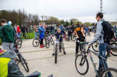 Belarus, Minsk - 30 Nisan 2016: Minsk merkezi sokaklarında yıllık bisiklet karnaval barındırılan 
