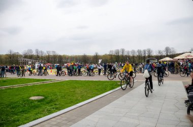 Belarus, Minsk - 30 Nisan 2016: Minsk merkezi sokaklarında yıllık bisiklet karnaval barındırılan 