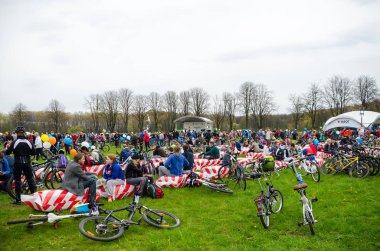 Belarus, Minsk - 30 Nisan 2016: Minsk merkezi sokaklarında yıllık bisiklet karnaval barındırılan 