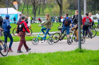 Belarus, Minsk - 30 Nisan 2016: Minsk merkezi sokaklarında yıllık bisiklet karnaval barındırılan 
