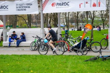 Belarus, Minsk - 30 Nisan 2016: Minsk merkezi sokaklarında yıllık bisiklet karnaval barındırılan 