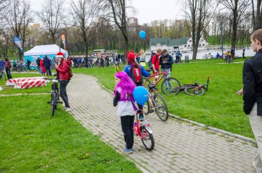 Belarus, Minsk - 30 Nisan 2016: Minsk merkezi sokaklarında yıllık bisiklet karnaval barındırılan 