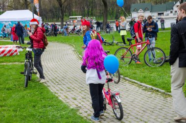 Belarus, Minsk - 30 Nisan 2016: Minsk merkezi sokaklarında yıllık bisiklet karnaval barındırılan 