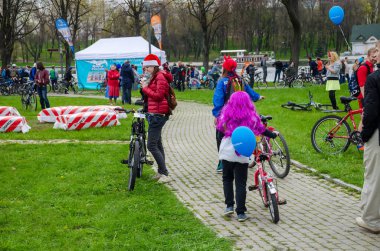 Belarus, Minsk - 30 Nisan 2016: Minsk merkezi sokaklarında yıllık bisiklet karnaval barındırılan 