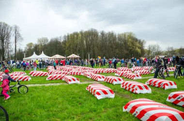 Belarus, Minsk - 30 Nisan 2016: Minsk merkezi sokaklarında yıllık bisiklet karnaval barındırılan 