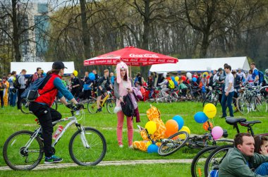Belarus, Minsk - 30 Nisan 2016: Minsk merkezi sokaklarında yıllık bisiklet karnaval barındırılan 