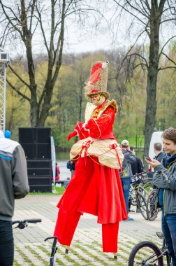 Belarus, Minsk - 30 Nisan 2016: Minsk merkezi sokaklarında yıllık bisiklet karnaval barındırılan 