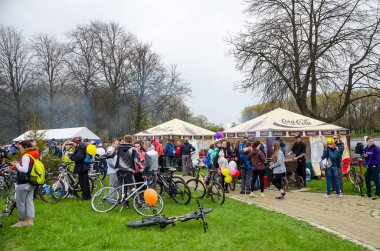 Belarus, Minsk - 30 Nisan 2016: Minsk merkezi sokaklarında yıllık bisiklet karnaval barındırılan 