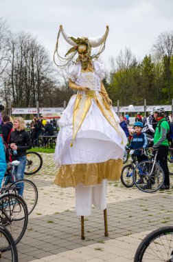 Belarus, Minsk - 30 Nisan 2016: Minsk merkezi sokaklarında yıllık bisiklet karnaval barındırılan 
