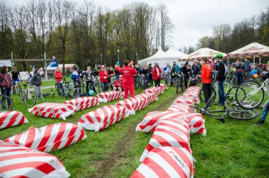 Belarus, Minsk - 30 Nisan 2016: Minsk merkezi sokaklarında yıllık bisiklet karnaval barındırılan 