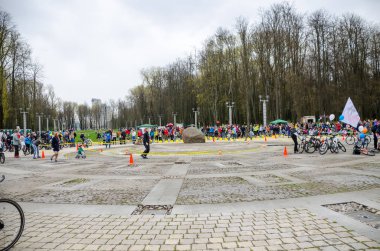 Belarus, Minsk - 30 Nisan 2016: Minsk merkezi sokaklarında yıllık bisiklet karnaval barındırılan 