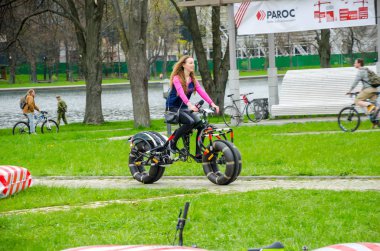 Belarus, Minsk - 30 Nisan 2016: Minsk merkezi sokaklarında yıllık bisiklet karnaval barındırılan 