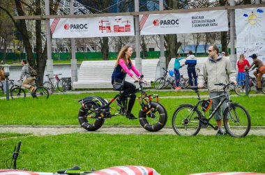 Belarus, Minsk - 30 Nisan 2016: Minsk merkezi sokaklarında yıllık bisiklet karnaval barındırılan 