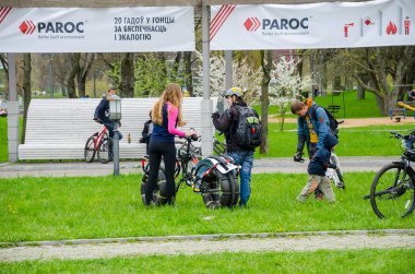 Belarus, Minsk - 30 Nisan 2016: Minsk merkezi sokaklarında yıllık bisiklet karnaval barındırılan 