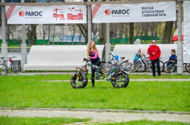 Belarus, Minsk - 30 Nisan 2016: Minsk merkezi sokaklarında yıllık bisiklet karnaval barındırılan 