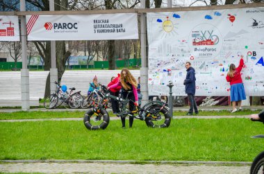 Belarus, Minsk - 30 Nisan 2016: Minsk merkezi sokaklarında yıllık bisiklet karnaval barındırılan 