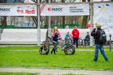 Belarus, Minsk - 30 Nisan 2016: Minsk merkezi sokaklarında yıllık bisiklet karnaval barındırılan 